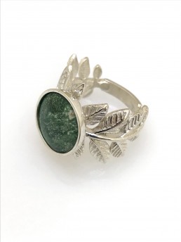 Anillo “Te Quiero Verde”: Anillo en plata de ley 925 y variscita cabuchón redondo de 13 mm.